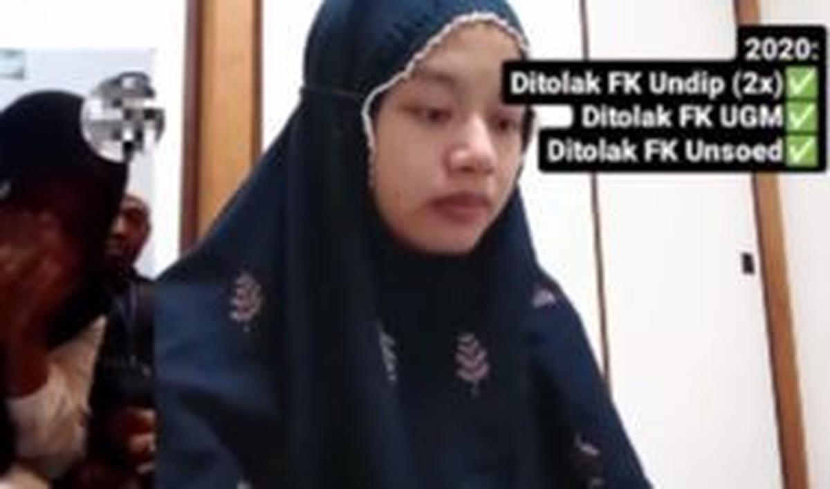 Tak berhenti begitu saja, dia lantas kembali mendaftar di dua kampus unggulan negeri.