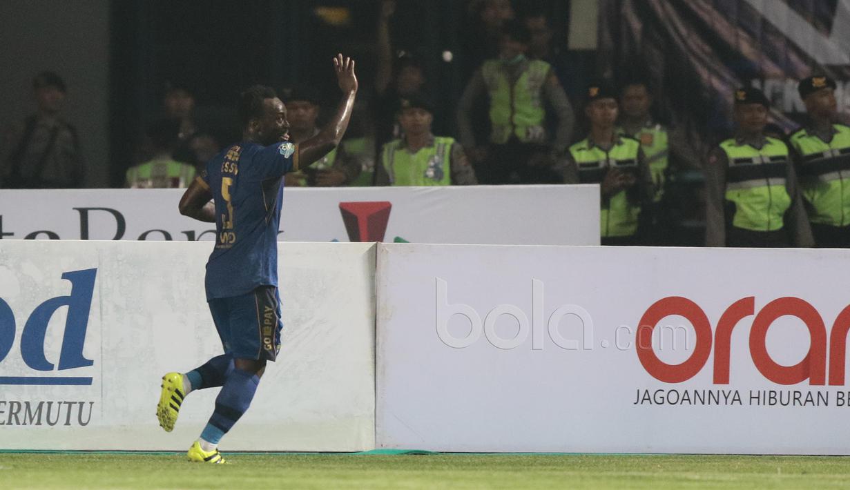 Michael Essien merayakan golnya ke gawang Persipura Jayapura pada lanjutan Liga 1 2017 di Stadion GBLA, Bandung, Minggu (7/5/2017). Persib menang 1-0. (Bola.com/Nicklas Hanoatubun)