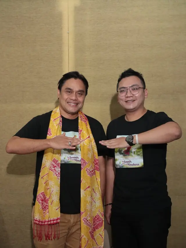 Musikus Dwiki Dharmawan berkolaborasi dengan pemain kolintang Ferdinand Soputan.