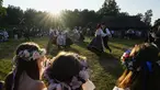 Orang-orang mengenakan pakaian tradisional menari selama perayaan Midsummer Day di Open Air Museum di Tallinn, Estonia, Jumat, 23 Juni 2023. (AP Photo/Pavel Golovkin)