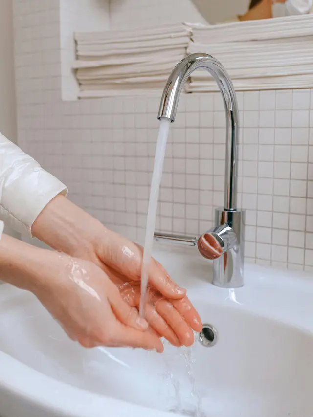 1. Mencuci Tangan Secara Rutin dan Tepat