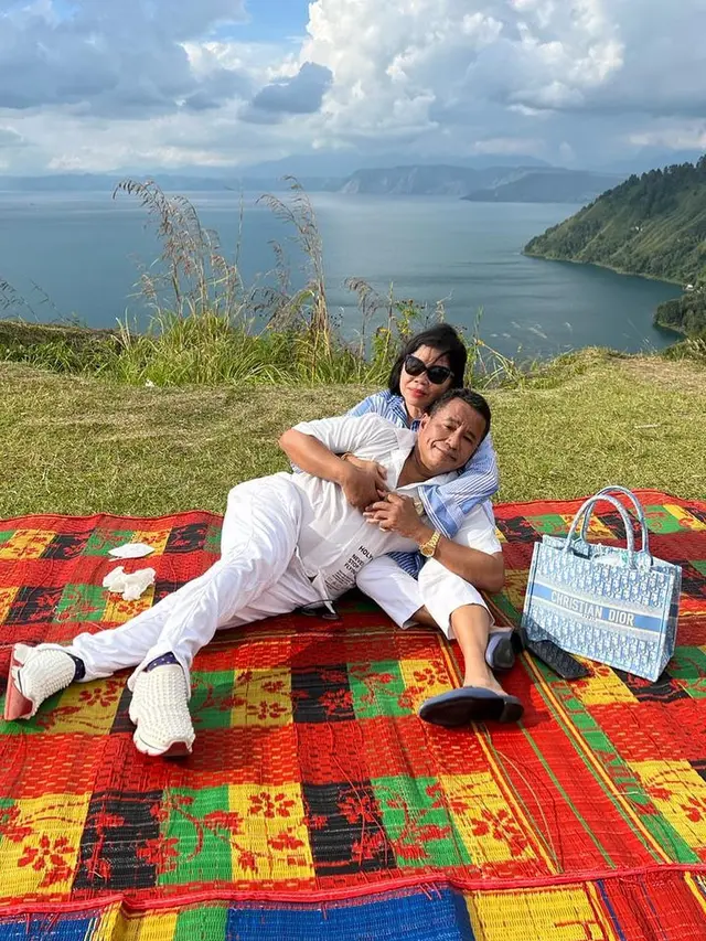 6 Potret Hotman Paris Liburan Bareng Istri, Mesra di Pinggir Danau Toba