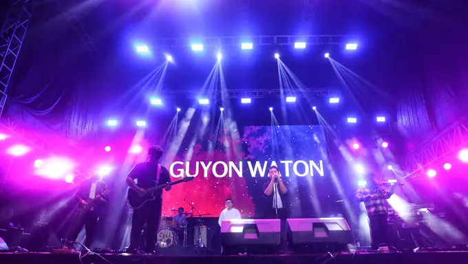 Guyon Waton di panggung KapanLagi Buka Bareng BRI Festival 2024. [Foto: Adrian Putra/Fimela]