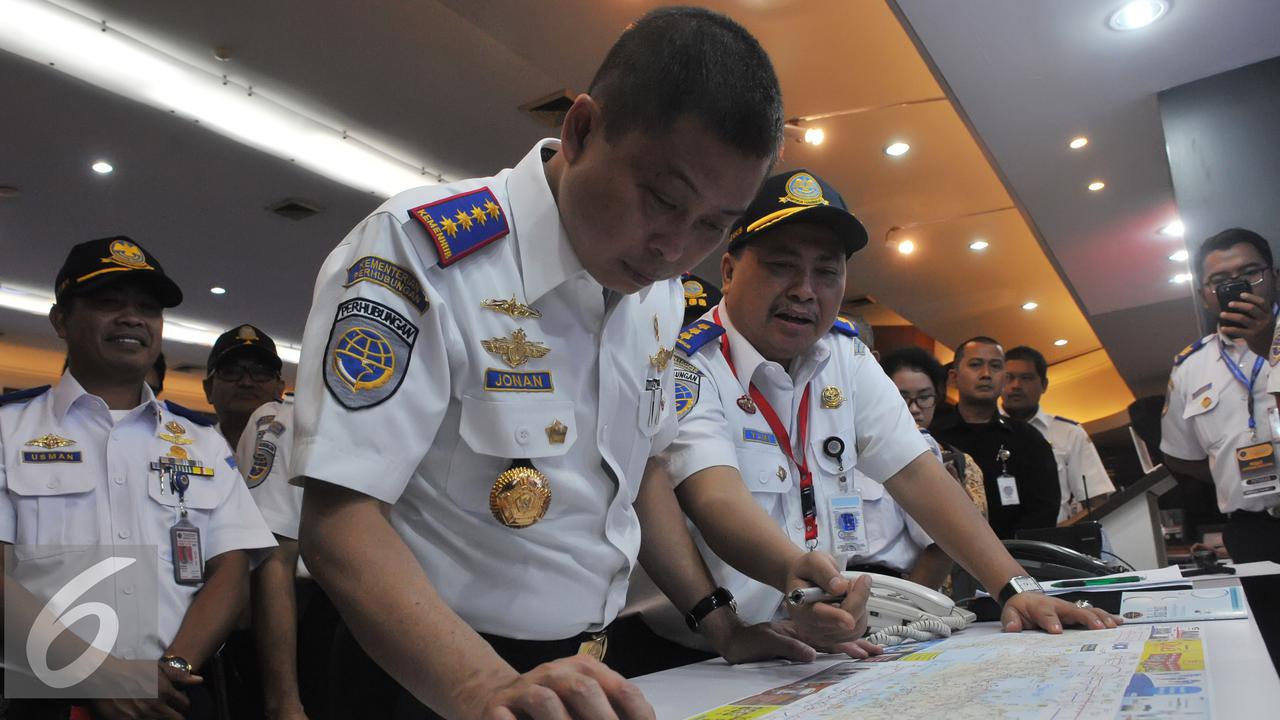 20150702-Menhub-Pantau-Posko-Mudik-Nasional-Jakarta-Ignasius-Jonan3