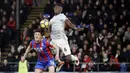 Aksi pemain Manchester United, Paul Pogba (kanan) berebut bola dengan pemain Crystal Palace, Martin Kelly pada lanjutan Premier League di Selhurst Park, London, (5/3/2018). Manchester United menang 3-2. (AP/Tim Ireland)