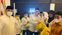Safari Ramadan Berkah, Golkar DKI Serahkan Bantuan Minyak Goreng untuk Masyarakat