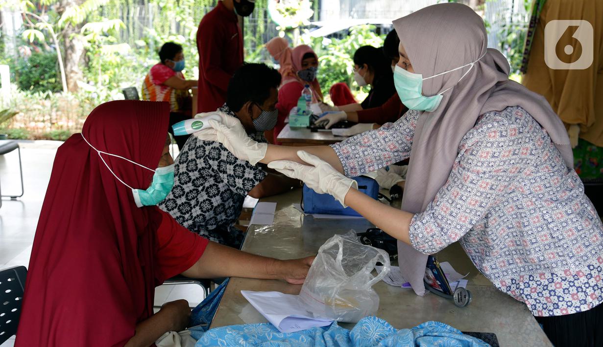 FOTO Vaksinasi COVID  19 di Lingkungan Padat Penduduk 