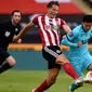 Penyerang Tottenham Hotspur, Son Heung-min berusaha melewati pemain Sheffield United, Sander Berge pada pertandingan lanjutan Liga Inggris di Bramall Lane di Sheffield, Inggris (2/7/2020). Sheffield United menang telak 3-1 atas Tottenham. (Oli Scarff/Pool via AP)