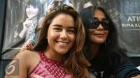 Atiek CB bersama putrinya, Kyna Anne Smith. (Fajar Abrori/Liputan6.com)