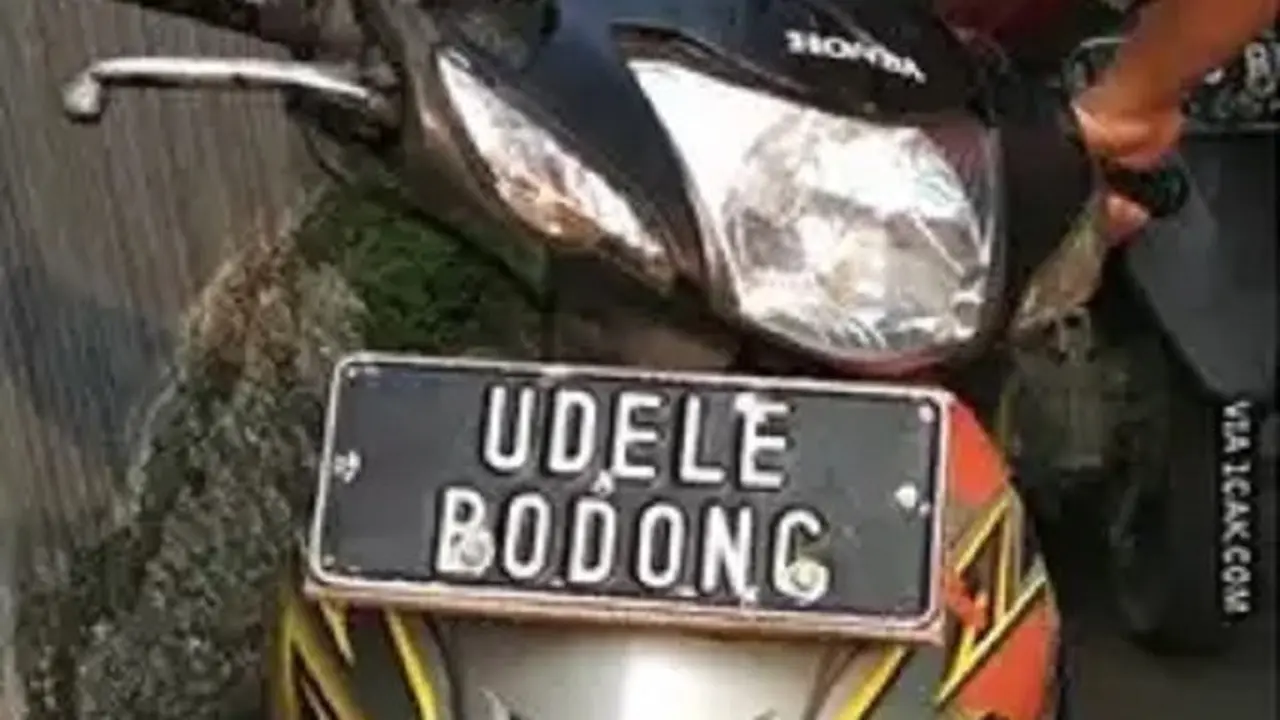 Bukan Angka, Tulisan di Pelat Nomor Motor Ini Bikin Tepuk Jidat