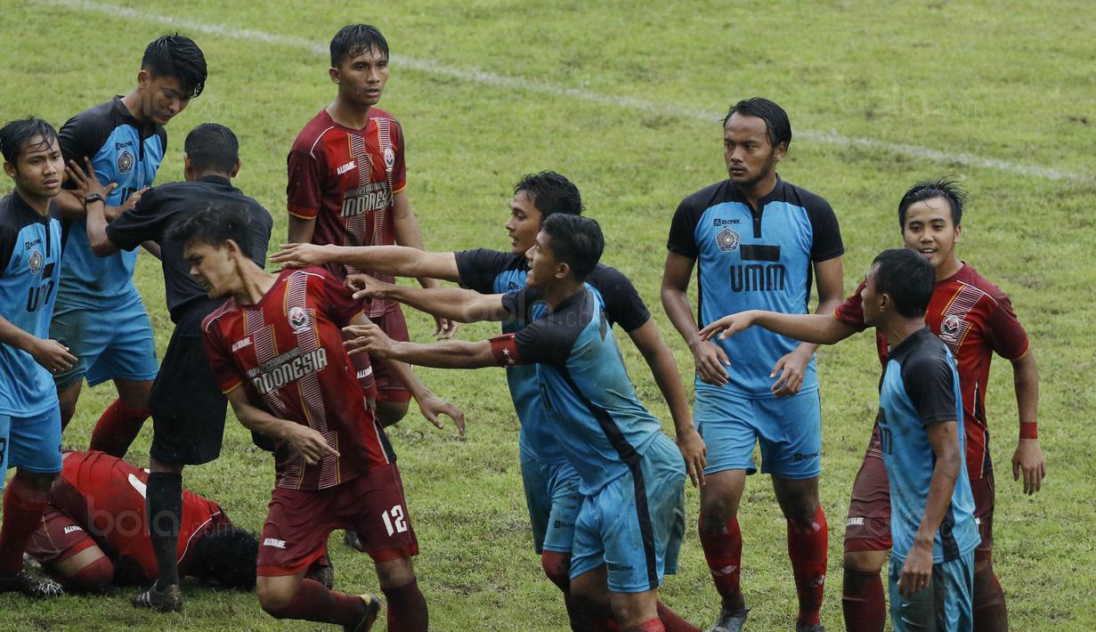 Pemain UMM mendorong pemain UPI pada laga final Torabika Campus Cup 2017 di Stadion Cakrawala, Malang, Kamis (23/11/2017). UMM menang WO atas UPI. (Bola.com/M Iqbal Ichsan)