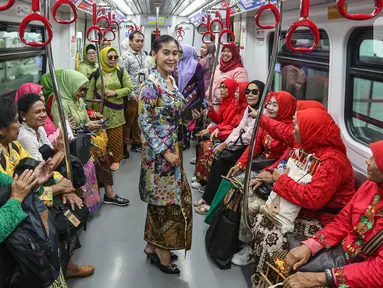 Aksi perempuan yang tergabung dalam Kongres Wanita Indonesia saat menaiki transportasi Light Rail Transit (LRT) Jakarta, Kamis (25/7/2024). (Liputan6.com/Angga Yuniar)