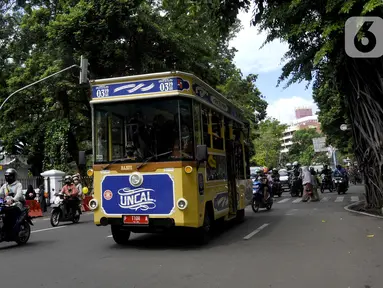 Bus wisata Uncal melintas di depan Balai Kota Bogor, Bogor, Jawa Barat, Minggu (29/5/2022). Bus wisata gratis yang disediakan untuk mengelilingi kawasan Kebun Raya Bogor setiap hari Sabtu dan Minggu ini mulai beroperasi kembali pascapandemi. (merdeka.com/Arie Basuki)