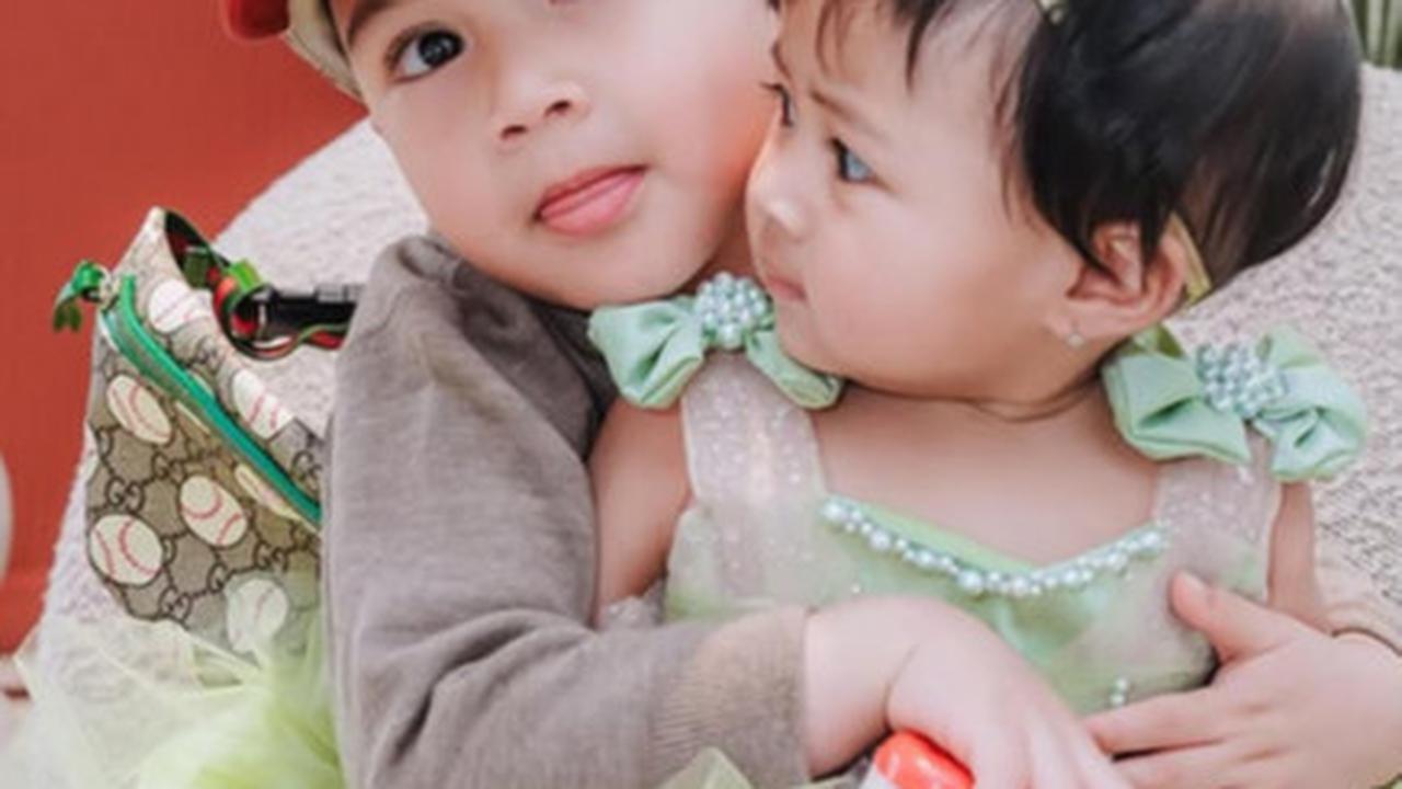 Super Gemas! Potret Rayyanza 'Cipung' Peluk Baby Lily dari Belakang, Putri Raffi & Nagita Cosplay Jadi Peri