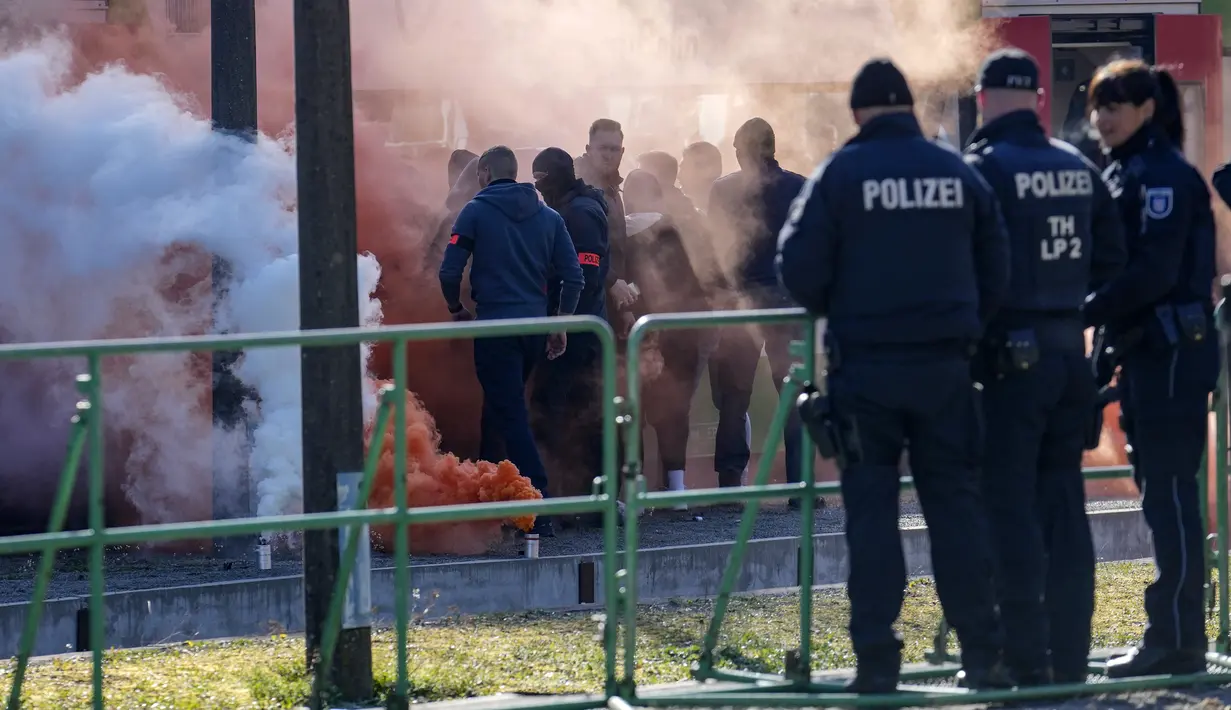 Pagi yang indah di musim semi di desa Stützerbach yang sepi terganggu oleh ratusan polisi Jerman yang menghadapi para "perusuh sepak bola" dalam persiapan untuk Kejuaraan Eropa. (AP Photo/Ebrahim Noroozi)
