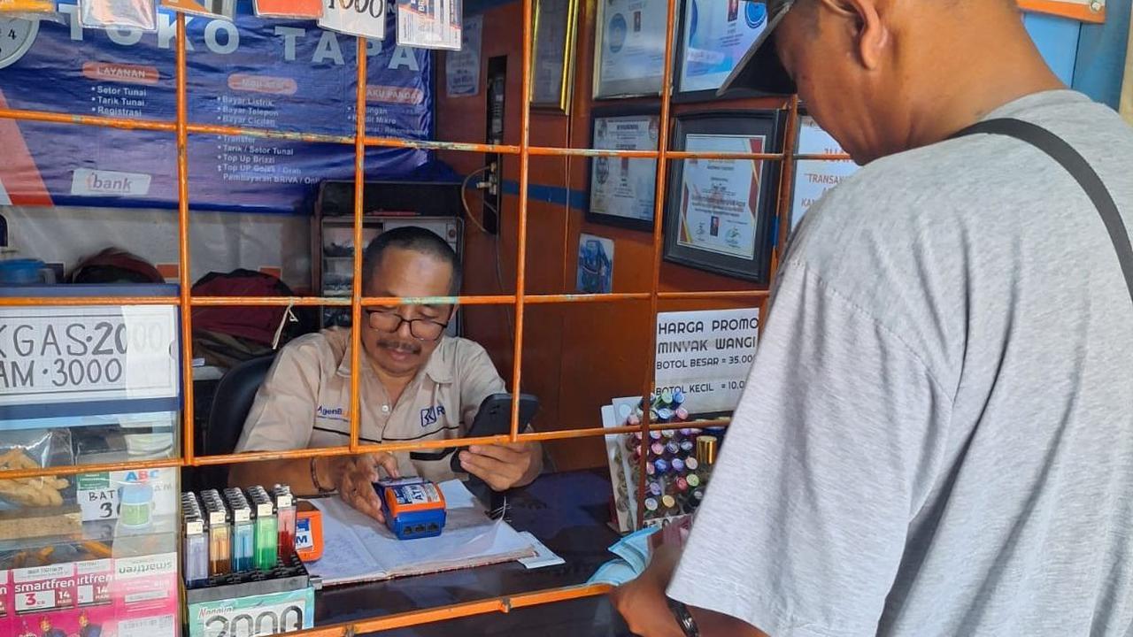 Emin merupakan pelaku usaha toko kelontong sekaligus agen BRILink. Pria asal Ciamis ini adalah perintis agen BRILink di kawasan Terminal Kampung Rambutan.