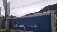 Sebanyak 52 karyawan Bank Jateng Cabang Blora positif Covid-19. Layanan ditutup sementara. (Liputan6.com/ Ahmad Adirin)