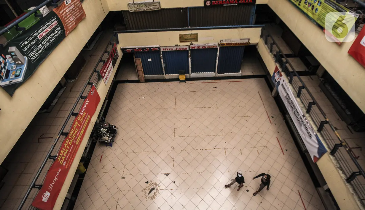 Suasana Pasar Cipulir, Jakarta, Rabu (7/7/2021). Pemberlakuan Pembatasan Kegiatan Masyarakat (PPKM) Darurat pada tanggal 3 sampai 20 Juli 2021 untuk menekan penyebaran COVID-19 berdampak pada ditutupnya Pasar Cipulir. (Liputan6.com/Johan Tallo)