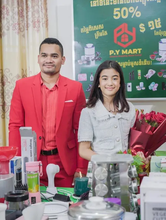 Putri Diana memiliki banyak gaya ikonis, salah satunya mengenakan setelan bahan tweed dari fashion house Chanel. Begitu juga dengan Princess Jenna Norodom yang beberapa kali kedapatan memakai set tweed baik bermotif atau polos (Foto: Facebook Princess Jenna Norodom)