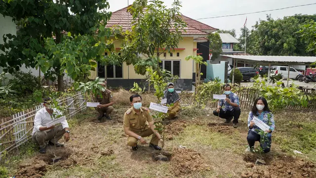 Peruri Berikan Bantuan 3.100 Bibit Pohon Buah di Kabupaten Karawang demi Kualitas Air Bersih