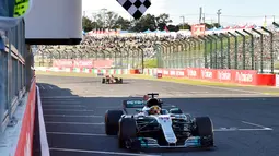 Pembalap F1 dari tim Mercedes Lewis Hamilton melewati garis finish GP F1 Jepang di Sirkuit Suzuka, Jepang, (8/10). Dengan kemenangan ini, Hamilton menjauh dari Sebastian Vettel di klasemen F1. (Kazuhiro Nogi/Pool Photo via AP)