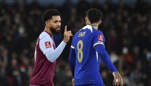 Douglas Luiz (kiri) dan Enzo Fernandez (kanan) beradu argumen saat Aston Villa menjamu Chelsea pada laga ulangan putaran keempat Piala FA 2023/2024, Kamis (8/2/2024) dini hari WIB.&nbsp;(AP Photo/Rui Vieira)