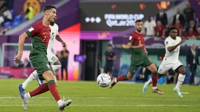 Penyerang Portugal Cristiano Ronaldo  mengontrol bola saat melawan Ghana pada duel grup H Piala Dunia 2022 di stadion 974, Kamis (24/11/2022). Rekor ini mungkin bisa menjadi penghibur bagi Ronaldo usai melewati sepekan yang kontroversial dengan pengakuannya soal Manchester United. (AP Photo/Ariel Schalit)