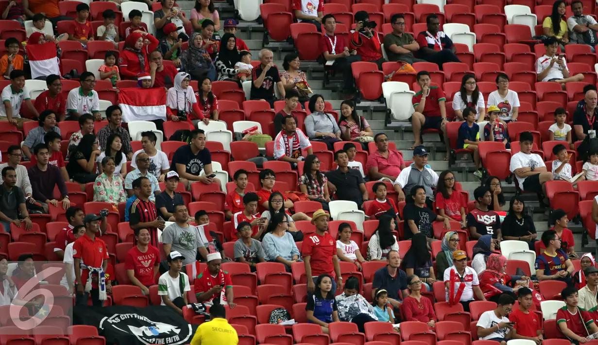 Bangku suporter timnas Indonesia terlihat lengang saat laga Indonesia U-23 melawan Vietnam diperebutan tempat ketiga Sepak Bola SEA Games 2015 di National Stadium Singapura, Senin (15/6/2015). Indonesia kalah 0-5. (Liputan6.com/Helmi Fithriansyah)