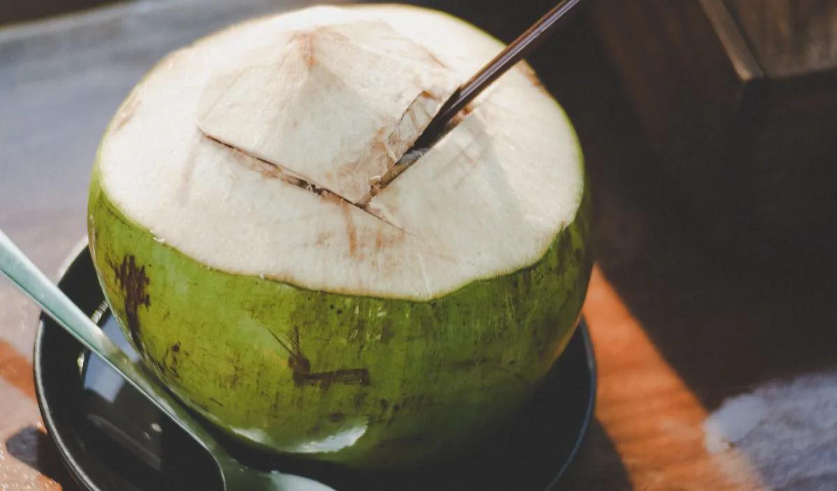 6. Air Kelapa: Kaya Elektrolit, Rendah Kalori