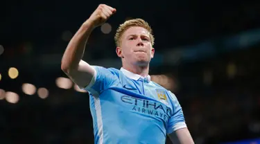 Gelandang Manchester City, Kevin De Bruyne melakukan selebrasi usai mencetak gol kegawang PSG di leg kedua liga Champions di Etihad Stadium, Inggris (13/4). City menang atas PSG dengan skor 1-0. (Reuters/Andrew Yates)