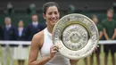Impian petenis Spanyol, Garbine Muguruza meraih gelar Wimbledon terwujud setelah di final Wimbledon 2017 berhasil mengalahkan Venus Williams 7-5, 6-0.  (AFP/Glyn Kirk)