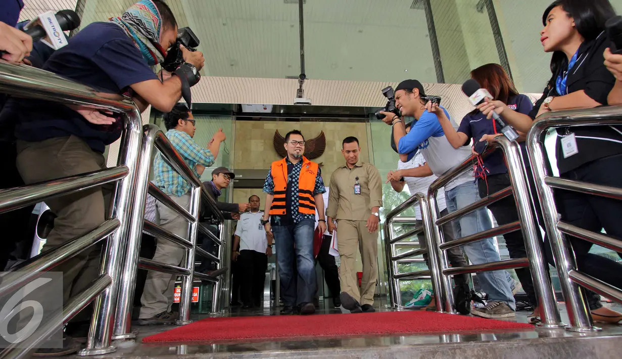 Bupati Empat Lawang, Budi Antoni Aljufri keluar dari gedung KPK usai menjalani pemeriksaan, Jakarta, Selasa (14/7/2015). Budi diperiksa terkait kasus suap mantan Ketua MK, Akil Mochtar dalam Pilkada Kabupaten Empat Lawang. (Liputan6.com/Helmi Afandi)