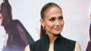 <p>Versi di runaway fashion show, ritsleting ke bagian atas kerah, namun penyanyi 53 tahun itu membuka ritsleting miliknya tepat di atas pusar untuk membuatnya terlihat lebih terbuka. (Phillip Faraone/Getty Images/AFP)</p>