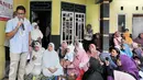 Antusias warga mendengarkan Cawagub DKI Jakarta, Sandiaga Salahudin Uno menyampaikan program kerjanya bila terpilih nanti, Jakarta, Rabu (16/11). (Liputan6.com/Yoppy Renato)