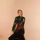 Look yang dikenakan Raisa menghadirkan interpretasi baru wastra Indonesia dalam nuansa yang lebih edgy dan teatrikal. [@wilsenwillimofficial].