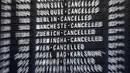 Penerbangan yang dibatalkan ditampilkan di papan penerbangan di bandara internasional di Frankfurt, Jerman, Rabu (27/7/2022). Aksi mogok kerja diserukan oleh serikat pekerja Verdi. Mereka menuntut kenaikan gaji 9,5%. (AP Photo/Michael Probst)