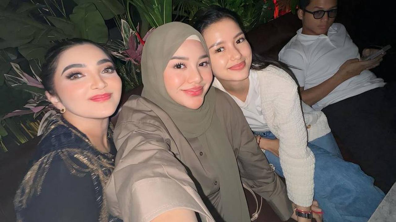 "Senang banget karena @ssarah_menzel rajin, sebelum nikah mau selesaikan kuliahnya dulu di luar negeri," tulis Aurel Hermansyah di keterangan unggahannya.&nbsp;