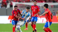 Mauricio Isla dari Chile berebut bola dengan Enzo Fernandez dari Argentina selama pertandingan CONMEBOL Copa America 2024 antara Chile dan Argentina di Stadion MetLife pada 25 Juni 2024 di East Rutherford, New Jersey. Mitchell Leff/Getty Images/AFP