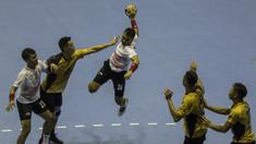 Atlet bola tangan Indonesia, Gilang Wiguna, berusaha memasukan bola saat melawan Hongkong pada laga Grup C Asian Games di GOR Popki, Jakarta Timur, Senin (13/8/2018). Indonesia kalah 17-40 atas Hongkong. (Bola.com/Vitalis Yogi Trisna)