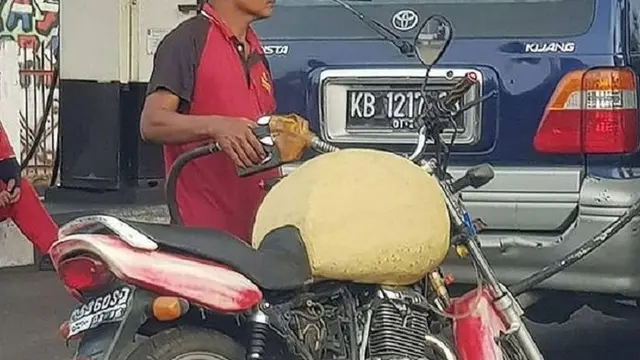10 Potret Suzuki Thunder Saat Menguras SPBU, Banyak Dipakai Para Penjual Bensin Eceran