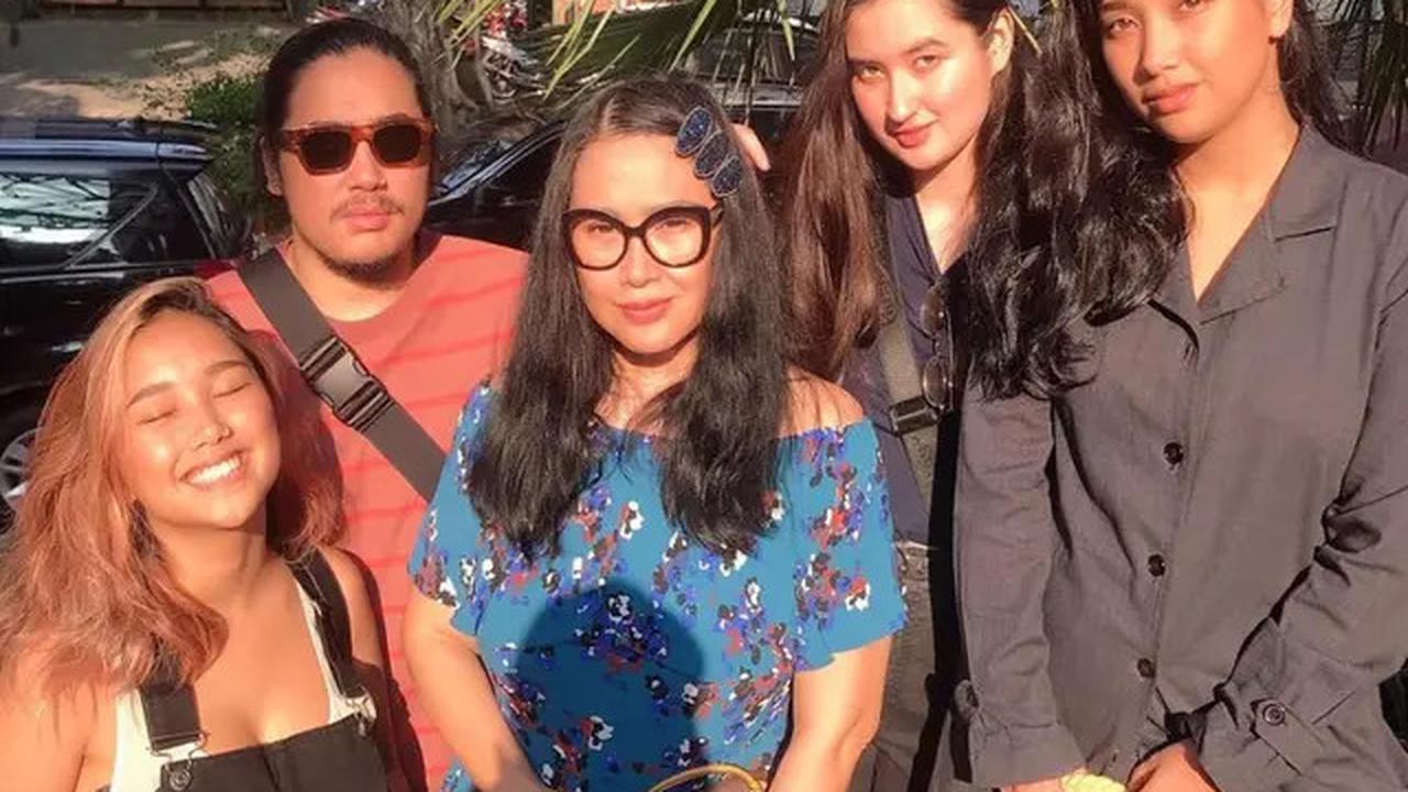 Potret Titi DJ dengan Anak-Anaknya yang Jarang Tersorot