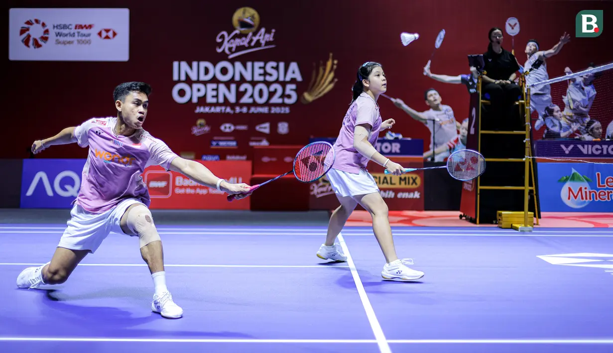 <p>Pebulu tangkis ganda campuran Indonesia, Jafar Hidayatullah (kiri) dan Felisha Alberta dalam laga babak 12 besar Indonesia Open 2025 melawan pasangan Malaysia yang berlangsung di Istora Senayan, Jakarta, Selasa (03/06/2025). (Bola.com/Bagaskara Lazuardi)</p>