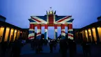 Gerbang Brandenburg diterangi warna bendera kebangsaan Inggris sebagai bentuk turut berduka cita atas teror London, di ibu kota Jerman, Berlin, Kamis (23/3). Aksi penyerangan di dekat parlemen Inggris itu menewaskan lima orang. (AP Photo/Markus Schreiber)