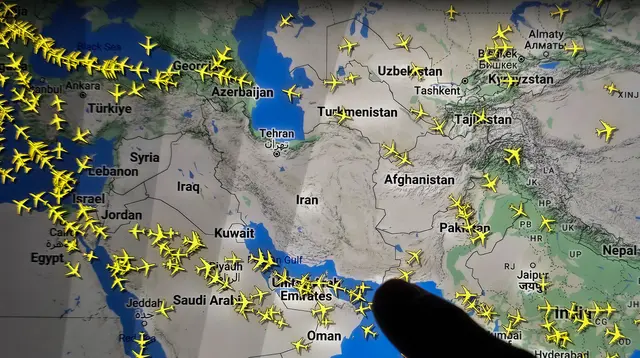 Serangan Israel ke Iran menyebabkan penangguhan penerbangan di langit Teheran/Tehran. (AFP)