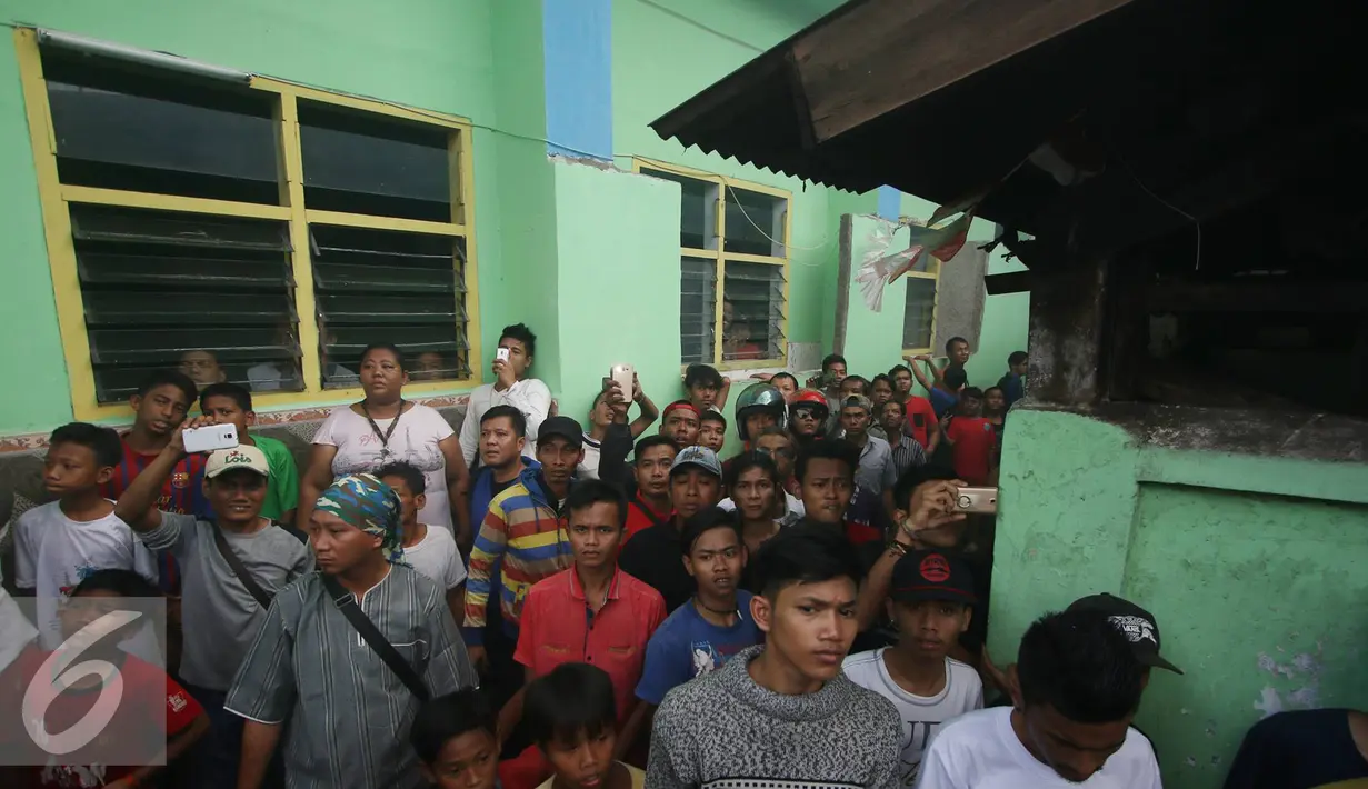 Sejumlah warga menyaksikan kebakaran yang melanda sejumlah rumah di kawasan tanah Abang, Jakarta, Senin (5/9). Belum diketahui penyebab serta kerugian akibat kebakaran yang menghanguskan kawasan padat penduduk tersebut. (Liputan6.com/Immanuel Antonius)