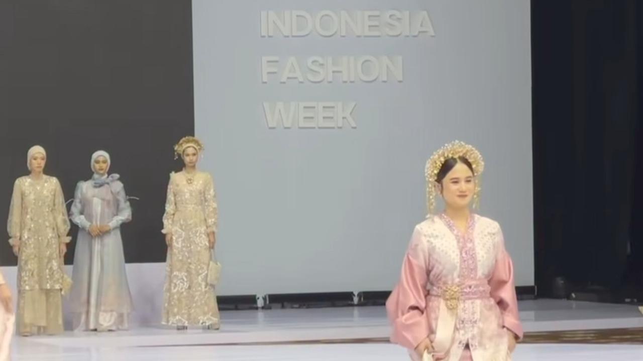 Potret Cantik Tissa Biani di Runaway Indonesia Fashion Week, Buktikan Cewek 153cm Bisa Jadi Model Catwalk