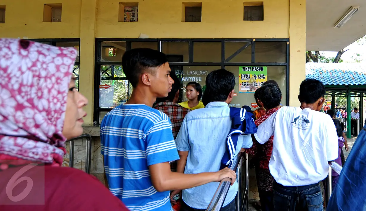 Pengunjung mengantri di loket pembelian tiket masuk tempat wisata Kebun Binatang Ragunan, Jakarta Selatan, Sabtu (18/7/2015). Diperkirakan pada libur Lebaran hari kedua ini, jumlah pengunjung mencapai sekitar 121 ribu orang. (Liputan6.com/Yoppy Renato)