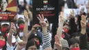 Warga Myanmar yang tinggal di Taiwan membuat salam tiga jari untuk memprotes kudeta militer di negara asalnya di Liberty Square, Taipei pada Minggu (21/3/2021). Taiwan adalah rumah bagi sekitar 40.000 orang yang berasal dari Myanmar, yang sebagian besar adalah etnis Tionghoa. (AP/Chiang Ying-ying)