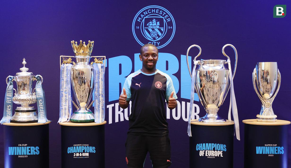 <p>Mantan pemain Manchester City, Shaun Wright-Phillips, berfoto di depan empat trofi yang diraih The Citizen musim lalu. Trofi tersebut dipamerkan di hadapan media, di Hotel Double Three Jakarta, Indonesia, Kamis (28/9/2023). (Bola.com/Yus Mei Sawitri)</p>
