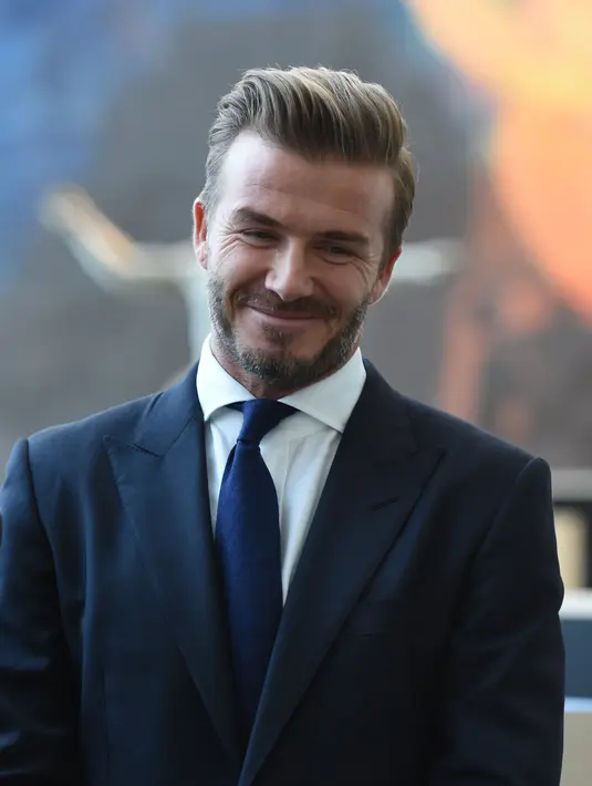 Selama ini David Beckham yang terkenal macho dan kuat lengkap tubuh kekarnya dipenuhi tatto, ia rela belajar serius dan tekuni menjahit demi hadiahi baju boneka hasil karyanya untuk sang buah hati. (AFP/Bintang.com)